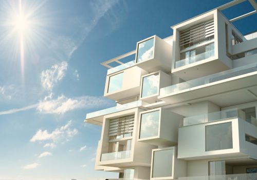 Modernes futuristisches weisses Wohnhaus mit Sonne im Hintergrund