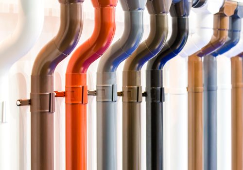 Regenrinnen-Fallrohre aus Kunststoff in verschiedenen Farben braun rot grau schwarz blau und mehr