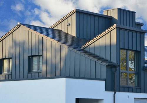Stehfalz-Metall-Fassadenverblendung als Giebelverkleidung des Dachgeschosses