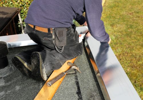 Dachdecker montiert Dachabdeckung