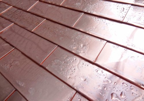 Rauteneindeckung sauber und nass mit Wassertropfen